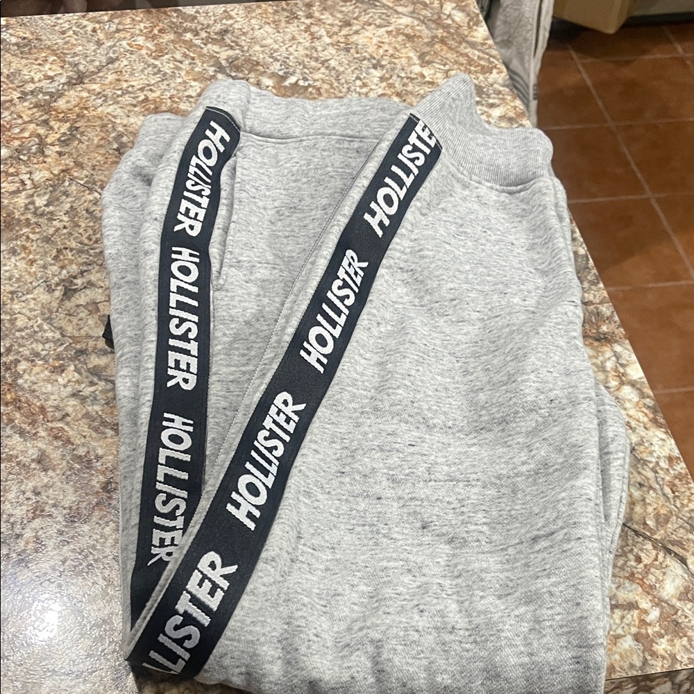 Hollister Light Gray Sweatpants
EUC